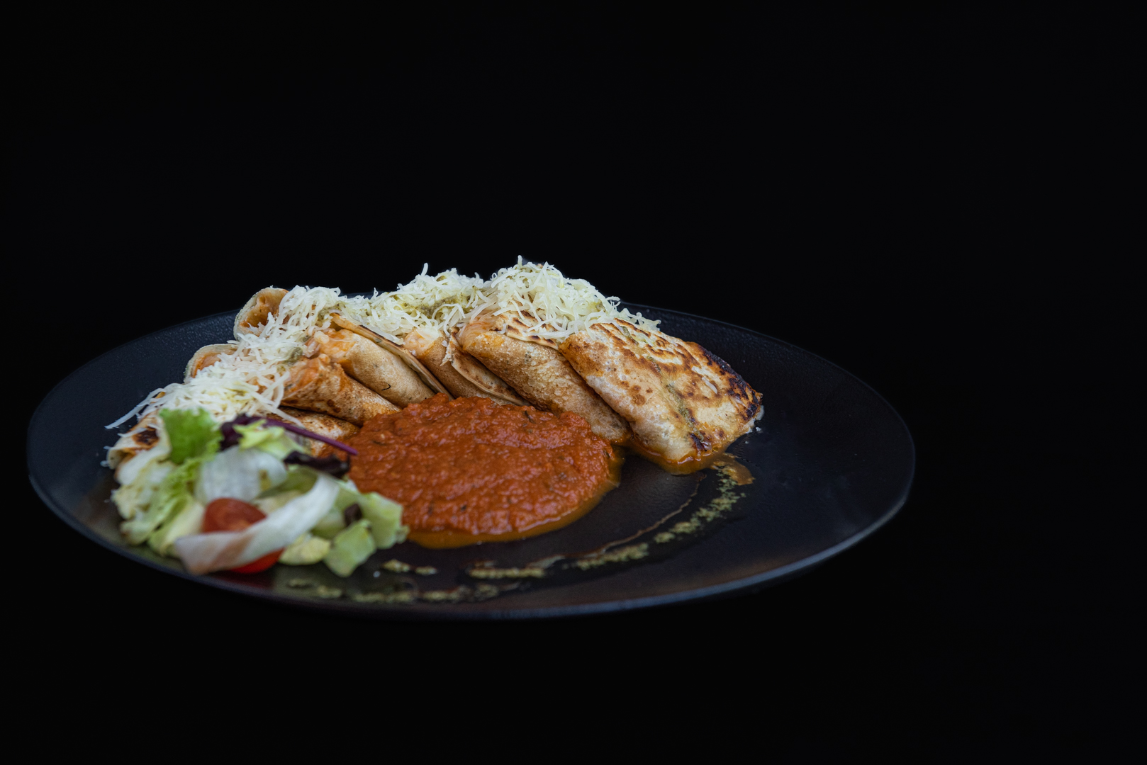 Négysajtos bazsalikomos palacsinta pomodoro mártással (trappista, feta, gorgonzola, füstölt)